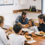 familia comiendo hamburguesa gourmet bacoa