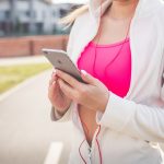 chica haciendo running con un iphone
