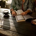 chica montando un negocio online en cafetería