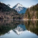 montañas y lago nevado en pirineos