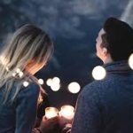 pareja feliz en una cena romántica