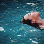 Mujer disfrutando en la piscina