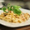 Plato de pasta cremosa con champiñones