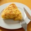 Una tortilla de patatas lista para comer