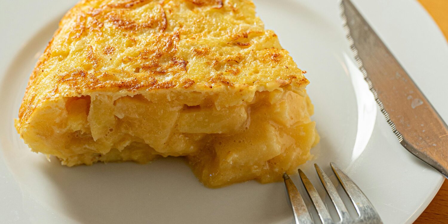 Una tortilla de patatas lista para comer