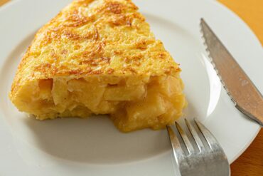 Una tortilla de patatas lista para comer